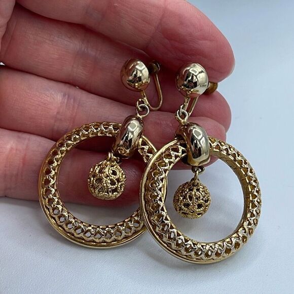 Vintage hoop 3D ornate dangle screw back earrings - Picture 5 of 6